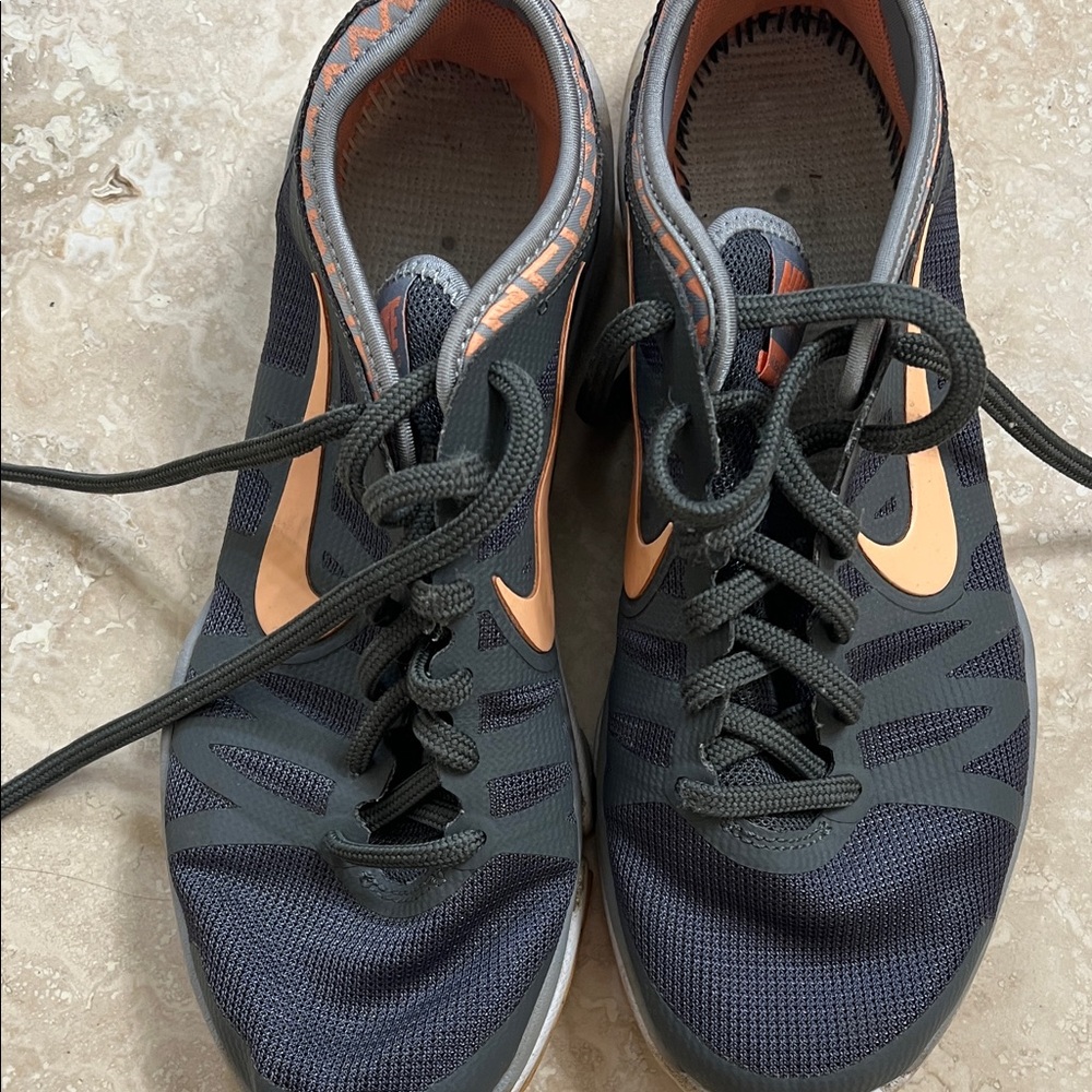 Nike women’s Grey and Peach Athletic Shoes. Missing insole. Size. 7.5
